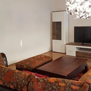 #8 Mit Terrasse In Nähe Einer Einkaufsstraße Wien